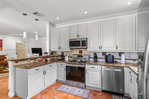 House in Miami, Florida 4 bedrooms, 275.36 sq.m. № 1748124 - photo 20