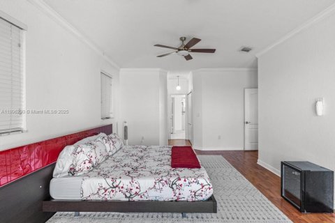 House in Miami, Florida 4 bedrooms, 275.36 sq.m. № 1748124 - photo 30