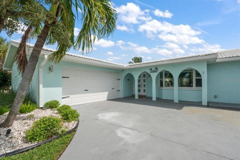 Villa ou maison à vendre à Saint Pete Beach, Floride: 4 chambres, 193.14 m2 № 2415561 - photo 4