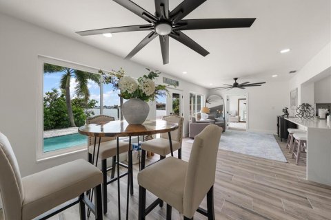 Villa ou maison à vendre à Saint Pete Beach, Floride: 4 chambres, 193.14 m2 № 2415561 - photo 14