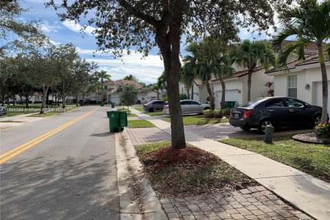 Townhouse in Miramar, Florida 3 bedrooms, 149.57 sq.m. № 1875626 - photo 4
