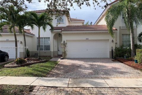 Townhouse in Miramar, Florida 3 bedrooms, 149.57 sq.m. № 1875626 - photo 1