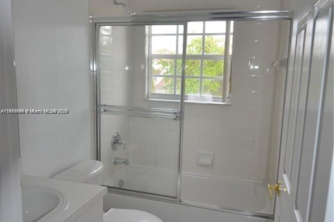 Townhouse in Miramar, Florida 3 bedrooms, 149.57 sq.m. № 1875626 - photo 12