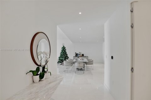 Condo in Miami, Florida, 5 bedrooms  № 1991151 - photo 2