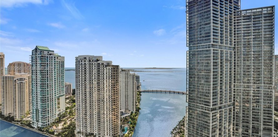 Condo in Miami, Florida, 5 bedrooms  № 1991151