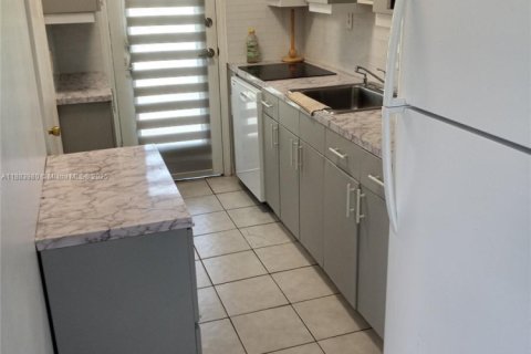 Condo in Miami Beach, Florida  № 1931225 - photo 2