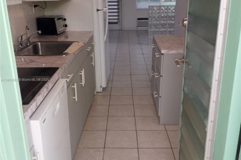 Condo in Miami Beach, Florida  № 1931225 - photo 1