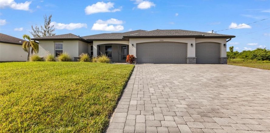 House in Cape Coral, Florida 3 bedrooms, 150.5 sq.m. № 2197846