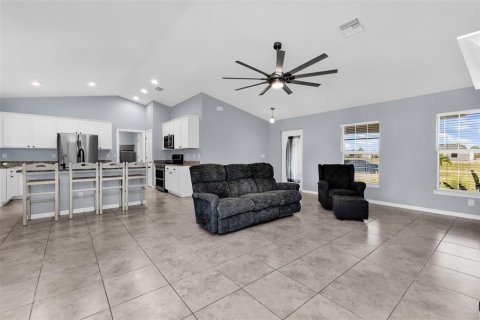 House in Cape Coral, Florida 3 bedrooms, 150.5 sq.m. № 2197846 - photo 5