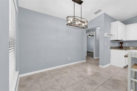 House in Cape Coral, Florida 3 bedrooms, 150.5 sq.m. № 2197846 - photo 10