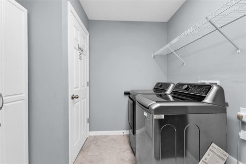House in Cape Coral, Florida 3 bedrooms, 150.5 sq.m. № 2197846 - photo 23