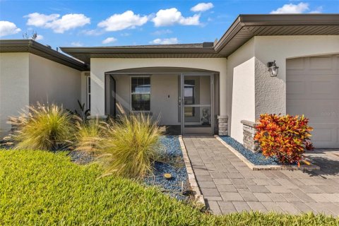 House in Cape Coral, Florida 3 bedrooms, 150.5 sq.m. № 2197846 - photo 3