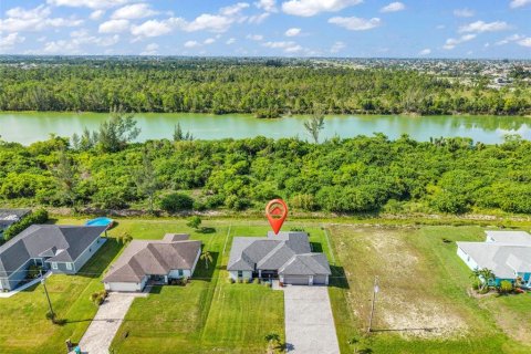 House in Cape Coral, Florida 3 bedrooms, 150.5 sq.m. № 2197846 - photo 2