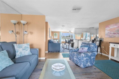 House in Port Richey, Florida 3 bedrooms, 140.65 sq.m. № 1429247 - photo 6