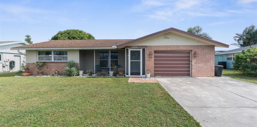 House in Port Richey, Florida 3 bedrooms, 140.65 sq.m. № 1429247