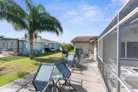 House in Port Richey, Florida 3 bedrooms, 140.65 sq.m. № 1429247 - photo 19