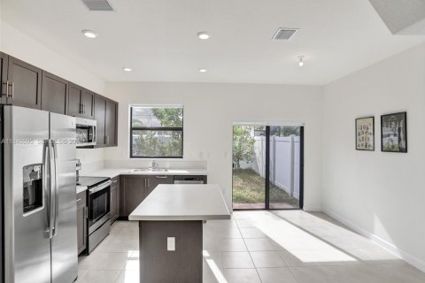 Touwnhouse à louer à Hialeah, Floride: 3 chambres, 123.75 m2 № 2002900 - photo 2
