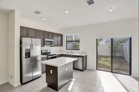Touwnhouse à louer à Hialeah, Floride: 3 chambres, 123.75 m2 № 2002900 - photo 7