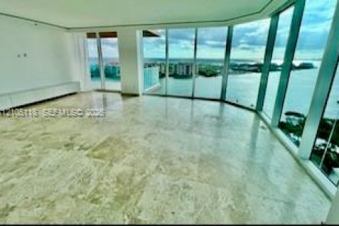 Condominio en alquiler en Miami Beach, Florida, 3 dormitorios, 217.39 m2 № 2413268 - foto 2