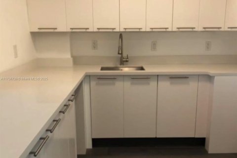 Condo in Miami Beach, Florida, 2 bedrooms  № 1484681 - photo 17