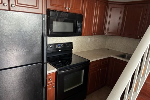 Condo in Hialeah, Florida, 3 bedrooms № 2025931 - photo 6