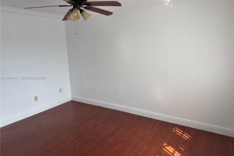 Condo in Hialeah, Florida, 3 bedrooms № 2025931 - photo 9