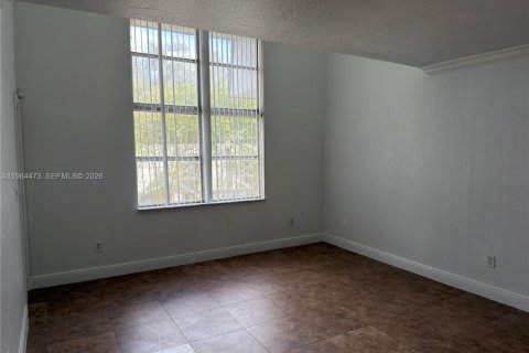 Condo in Hialeah, Florida, 3 bedrooms № 2025931 - photo 5