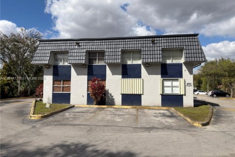 Condo in Hialeah, Florida, 3 bedrooms № 2025931 - photo 2