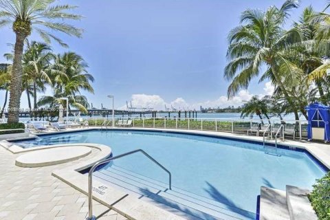 Condo in Miami Beach, Florida, 2 bedrooms № 1959830 - photo 16