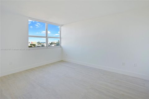Condo in Miami Beach, Florida, 2 bedrooms № 1959830 - photo 12