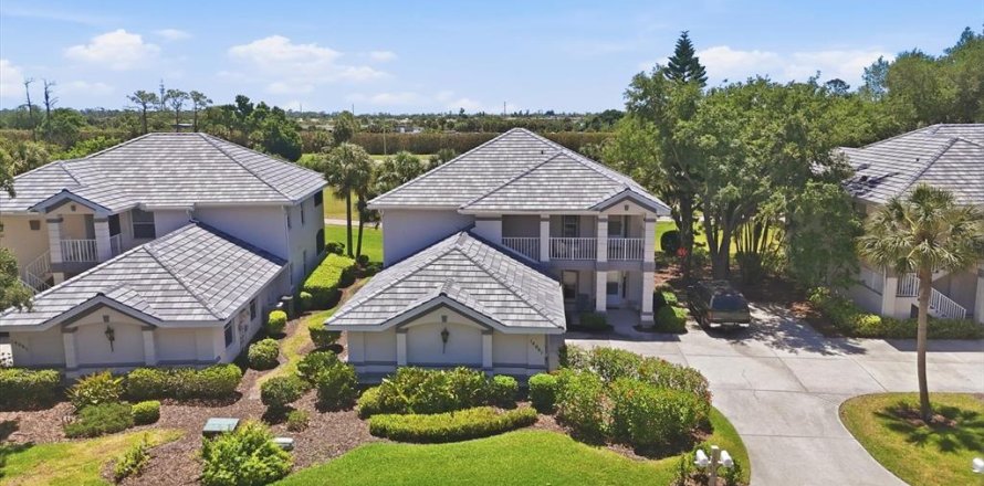 Condominio en Port Charlotte, Florida, 2 dormitorios № 2120106