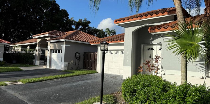 Дом в Дорал, Флорида 3 спальни, 113.25м2 № 1957226