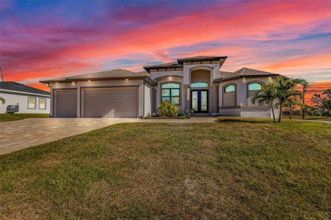 House in Placida, Florida 3 bedrooms, 193.42 sq.m. № 2109312