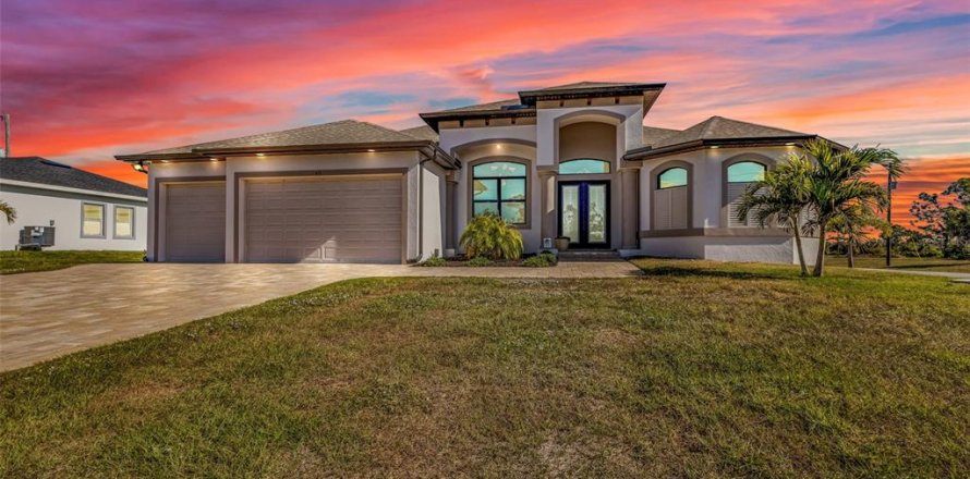 House in Placida, Florida 3 bedrooms, 193.42 sq.m. № 2109312