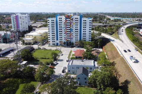Propiedad comercial en venta en Miami, Florida № 1959356 - foto 12
