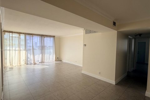 Apartamento en alquiler en North Miami Beach, Florida, 3 dormitorios, 134.71 m2 № 2013807 - foto 2