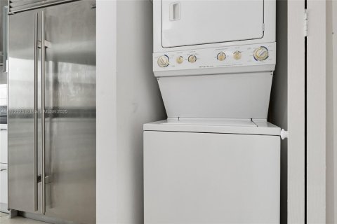 Condo in Sunny Isles Beach, Florida, 2 bedrooms  № 1713579 - photo 26