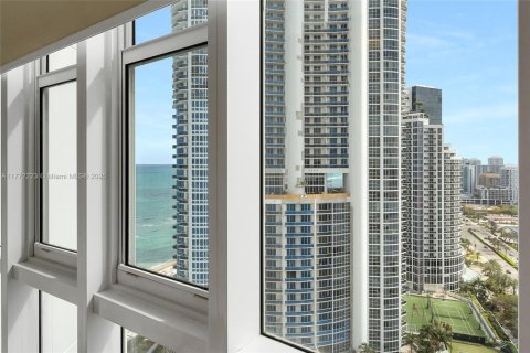Condo in Sunny Isles Beach, Florida, 2 bedrooms  № 1713579 - photo 25