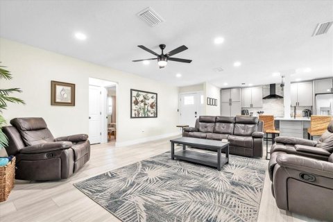 House in Port Charlotte, Florida 3 bedrooms, 149.76 sq.m. № 2319050 - photo 14