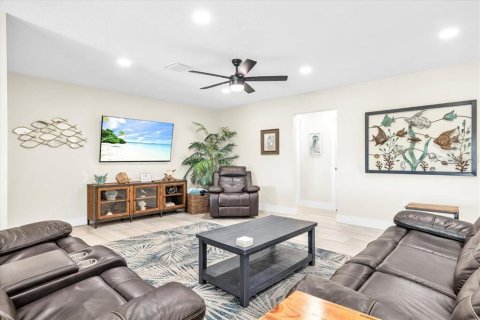 House in Port Charlotte, Florida 3 bedrooms, 149.76 sq.m. № 2319050 - photo 13