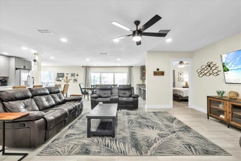 House in Port Charlotte, Florida 3 bedrooms, 149.76 sq.m. № 2319050 - photo 15