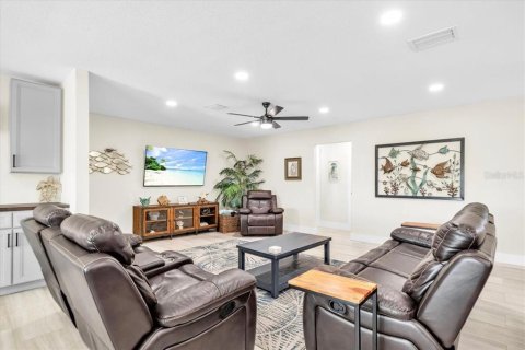 House in Port Charlotte, Florida 3 bedrooms, 149.76 sq.m. № 2319050 - photo 12