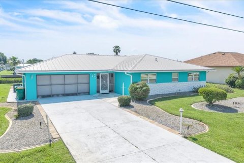 House in Port Charlotte, Florida 3 bedrooms, 149.76 sq.m. № 2319050 - photo 2