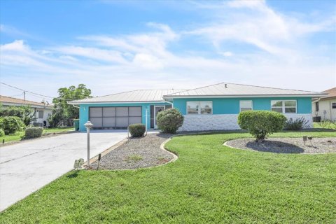 House in Port Charlotte, Florida 3 bedrooms, 149.76 sq.m. № 2319050 - photo 4