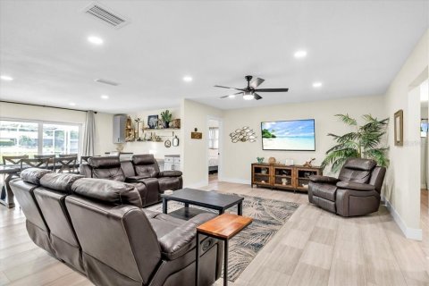 House in Port Charlotte, Florida 3 bedrooms, 149.76 sq.m. № 2319050 - photo 11