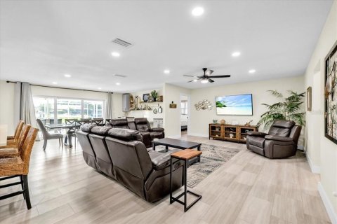 House in Port Charlotte, Florida 3 bedrooms, 149.76 sq.m. № 2319050 - photo 10