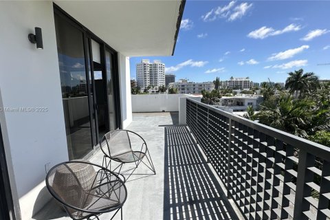 Condo in Bay Harbor Islands, Florida, 2 bedrooms  № 2020520 - photo 17