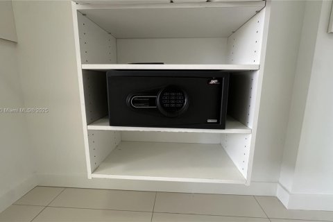 Condo in Bay Harbor Islands, Florida, 2 bedrooms  № 2020520 - photo 27