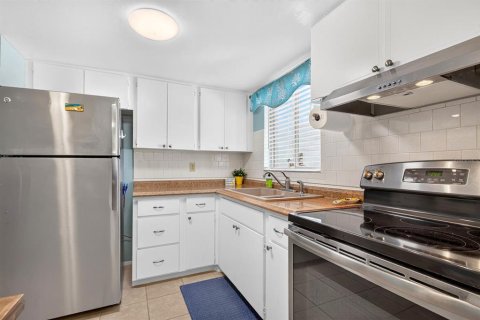 Condo in Bradenton, Florida, 2 bedrooms  № 2371538 - photo 13