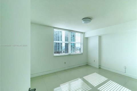 Condo in Miami, Florida, 1 bedroom  № 2066143 - photo 8